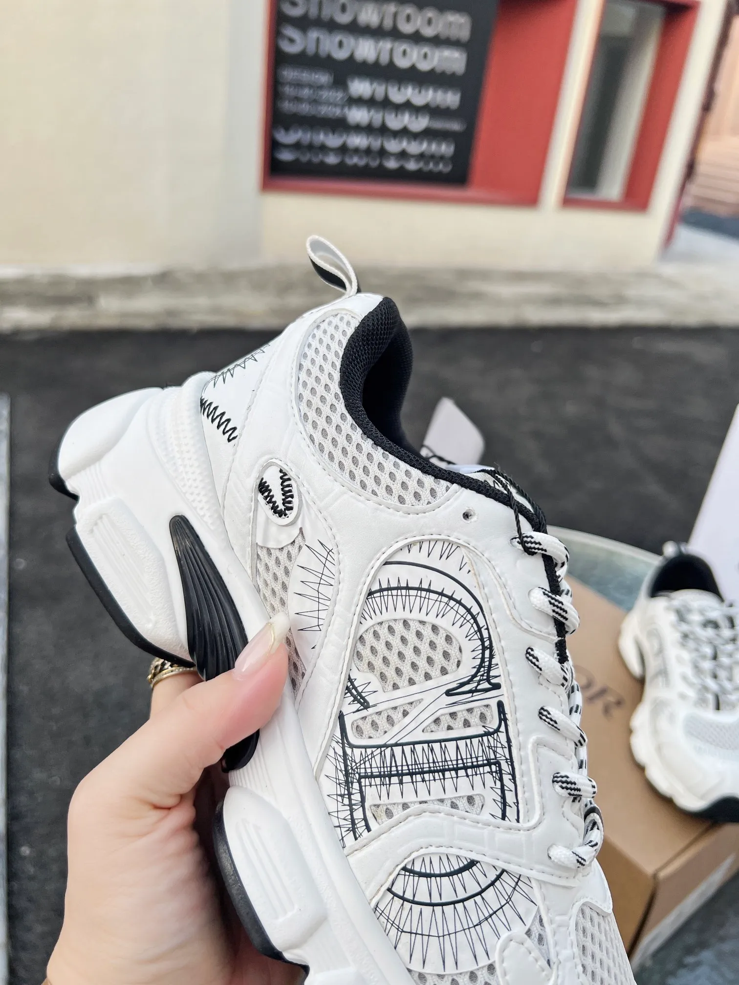 👟👟Ex-factory price 600👟👟 High version couple model🍸 Dior Dior | 2024 ˢˢDilraba, many stars have the same style. L’s 2024 spring and summer new products. The latest popular Chrono series, thick-soled mesh color-blocking running shoes, dad shoes, casual sports shoes series〰 Original purchase, development and production👍🏻This Dior Chrono sneaker is made of white and black mesh fabric with leather effect panels. The CD logo on both sides, the star patch on the tongue and the Dior logo on the heel, many details highlight the style. The two-tone laces, lightweight sole and star embellishment allow for a casual look all year round, complementing a variety of casual or elegant pieces. ♺Upper: Original imported first-layer cowhide + mesh ♺Inner lining: Original customized breathable lining ♺Outsole: Original molded EVA super light and super soft outsole ♺Heel height: 4.5cm ♺Size: Female 35-41 Male 39-45 (Female 40.41 Male 45 customized)